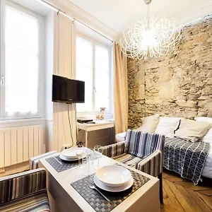 charming-studio-hypercenter-cordeliers.hotels-rhonealpes.com/